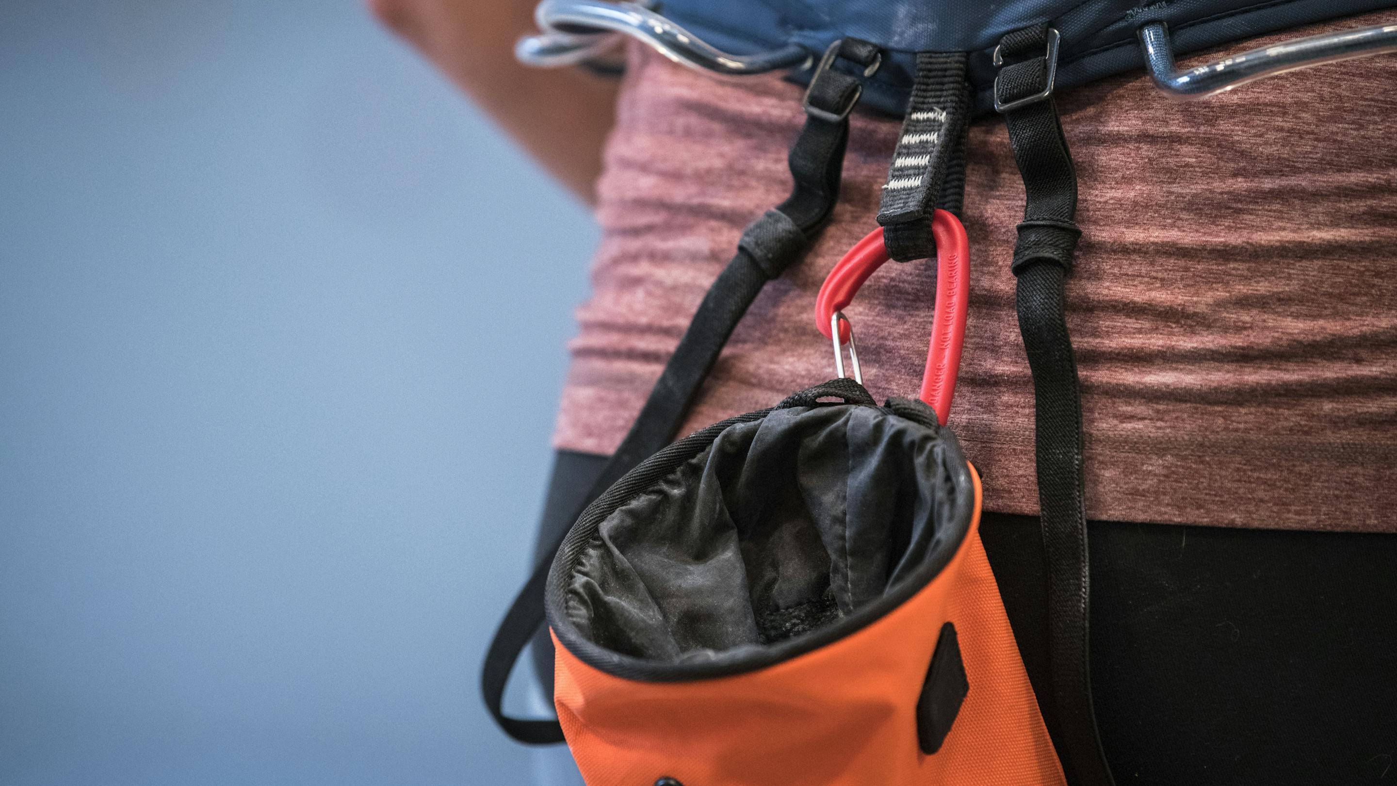 GEAR MYTHS: METHODS FOR CLIPPING A CHALK BAG – Black Diamond display picture 1
